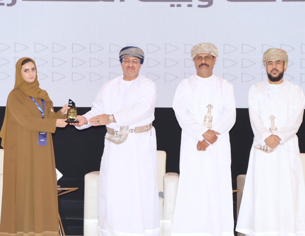 Giving award to madayn team